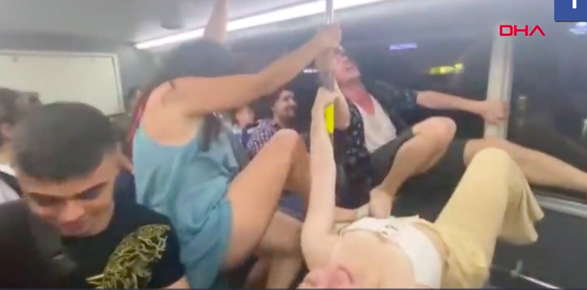 فضيحة في حافلة ركاب عامة بإسطنبول.. رقص وايحاءات غير لائقة! “صور”