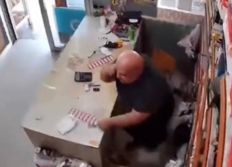 شاهد لحظة هروب صاحب بقالة جراء الزلزال الذي ضرب أضنة التركية “فيديو”